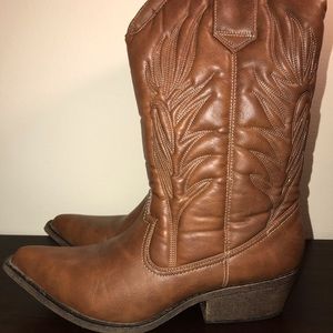 Candie’s tan cowboy boots